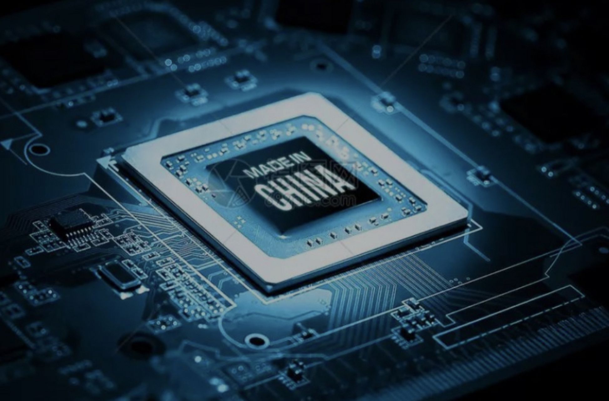 目前,中芯国际完成了14nm芯片的量产,但由于用的还是美国的技术,所以