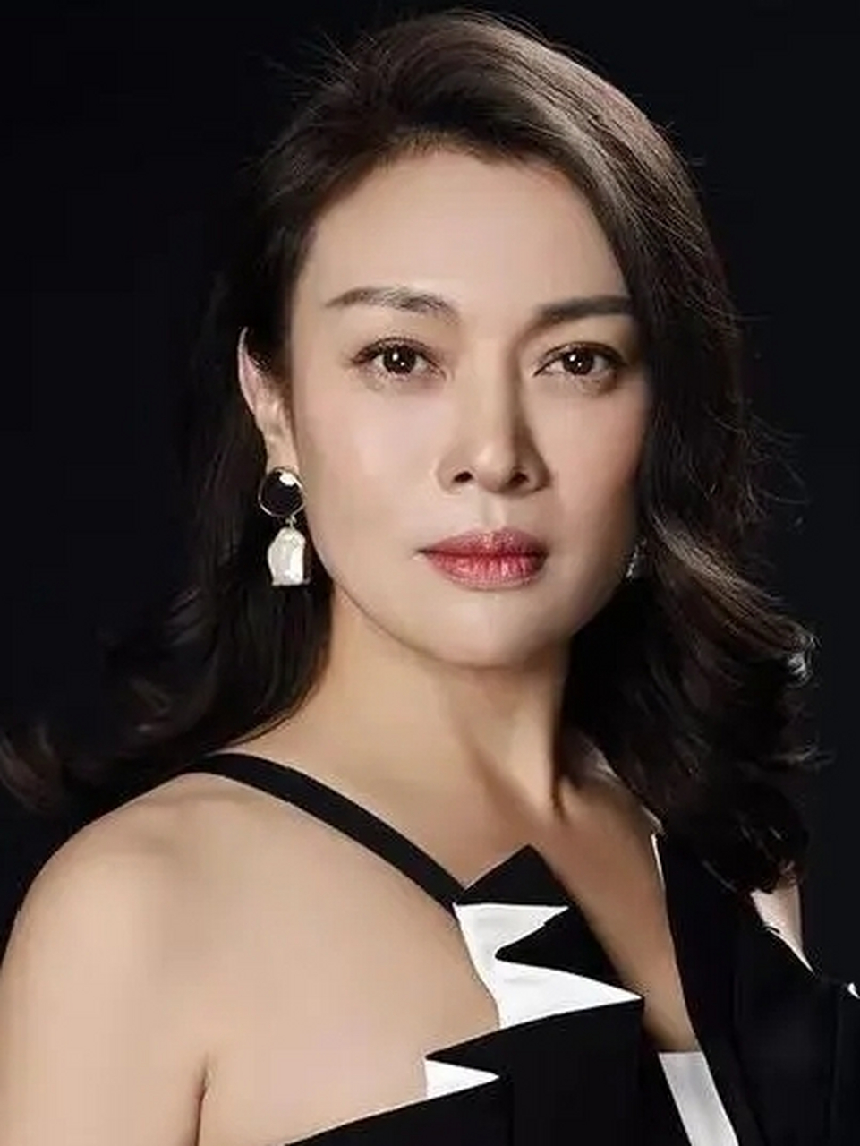 史可年轻时也算是一个时代美人,浓眉大眼,眉眼弯弯,鼻头圆润, 骨相大