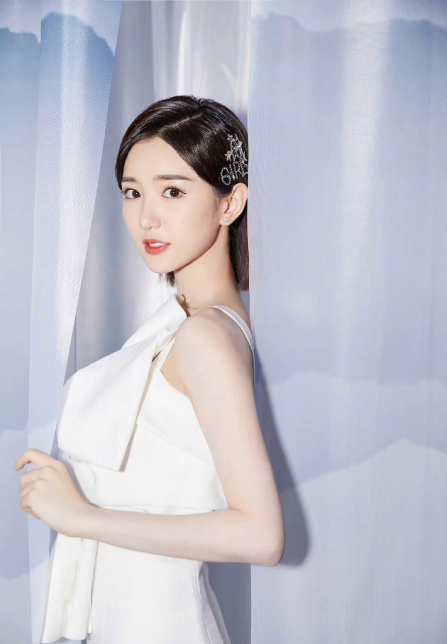 谁能想到,甜妹级别的毛晓彤,穿起气质高雅礼裙,年龄根本看不出像30 !