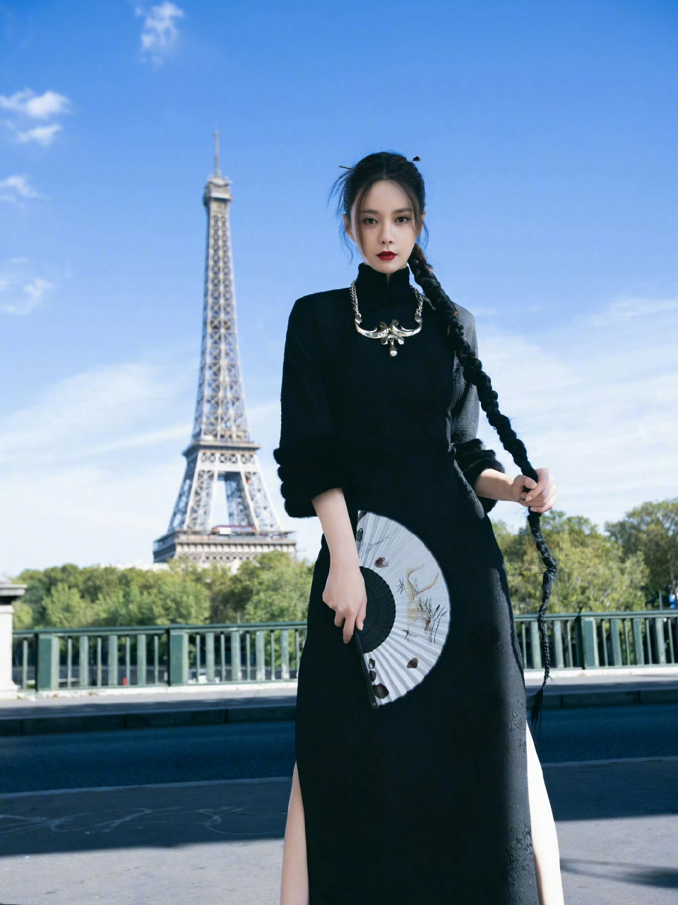沈梦辰的辫子1米5长 沈梦辰在巴黎穿旗袍看秀,一身全黑刺绣中式旗袍