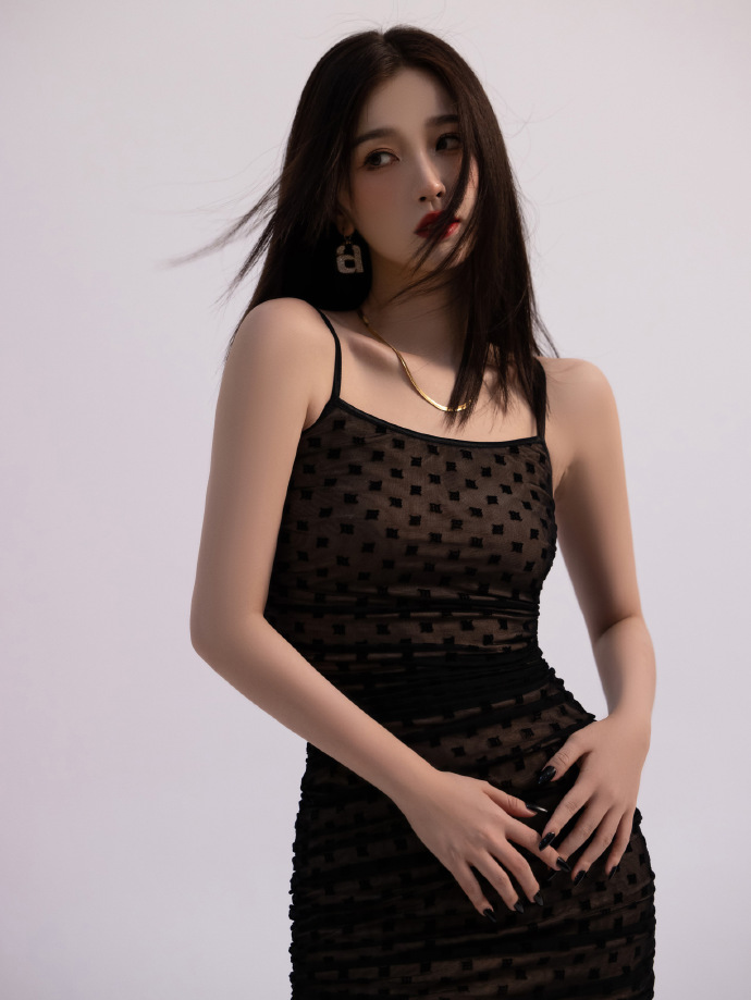 组图：虞书欣黑金AI风造型写真释出 着紧身吊带裙演绎异次空间感第2张图片