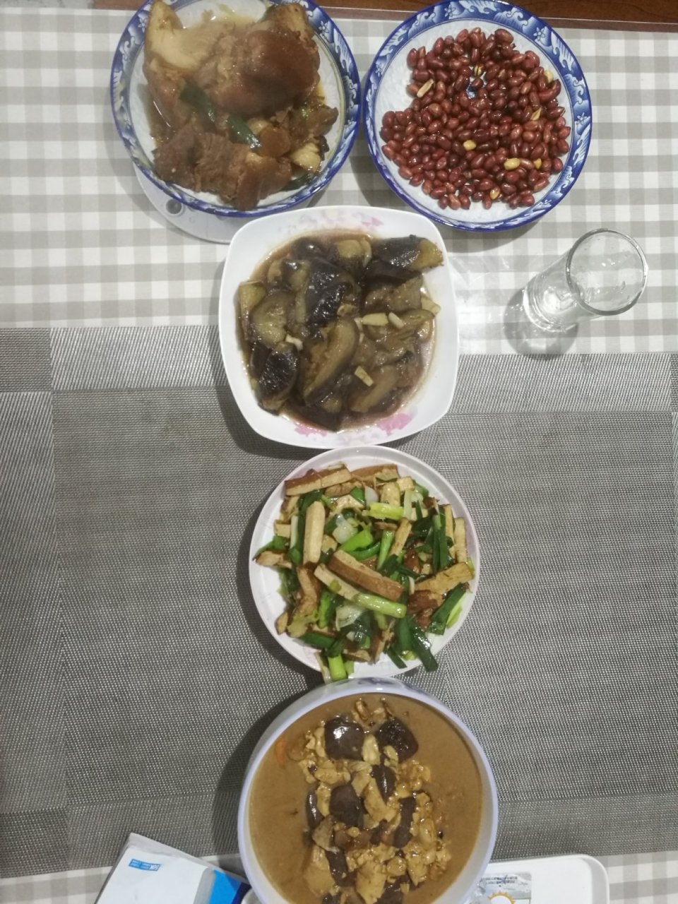 晚餐,鴨血燒豆腐,乾子炒青蒜,燒茄子,燒豬肘子,花生米.