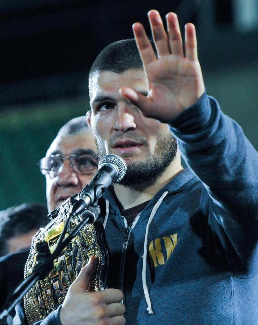 综合格斗选手小鹰哈比布那是相当厉害,我就想知道小鹰徒手和一匹狼