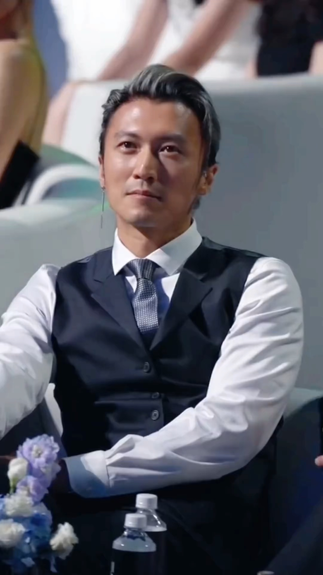 谢霆锋一头白发出席活动,还是一如既往的帅气