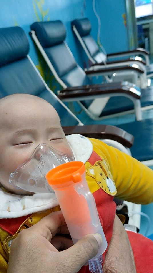 第一次做雾化的宝贝,刚开始哭得为娘的都心疼坏了,后面哭累了就睡着了