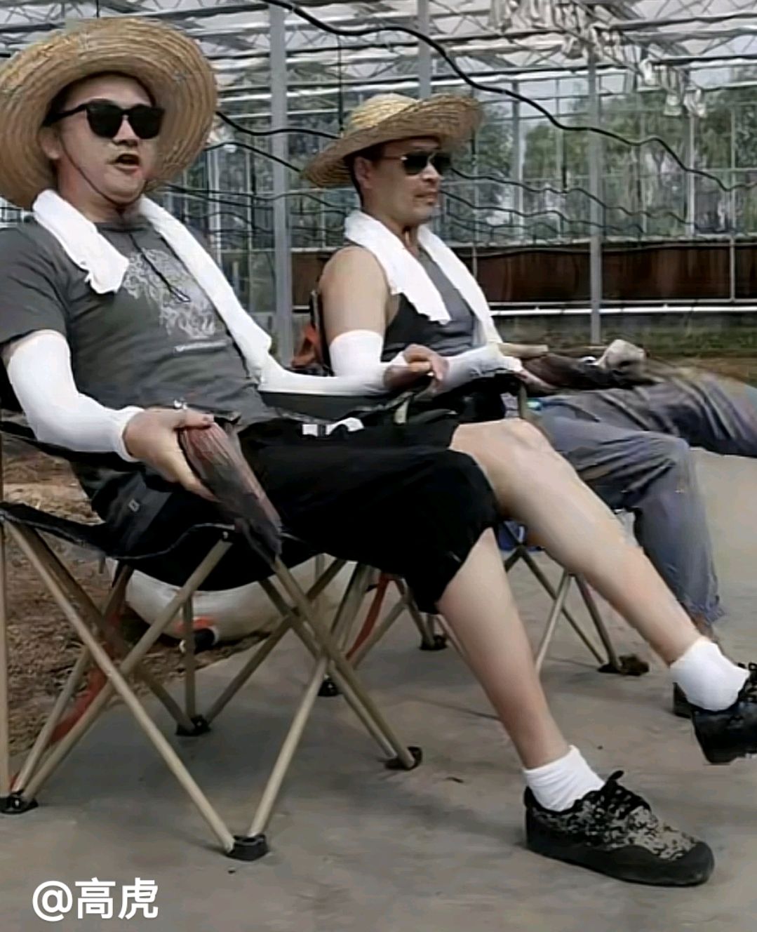 演员高虎凌晨开车发生意外,报平安惊魂未定,疑似老婆也在车上