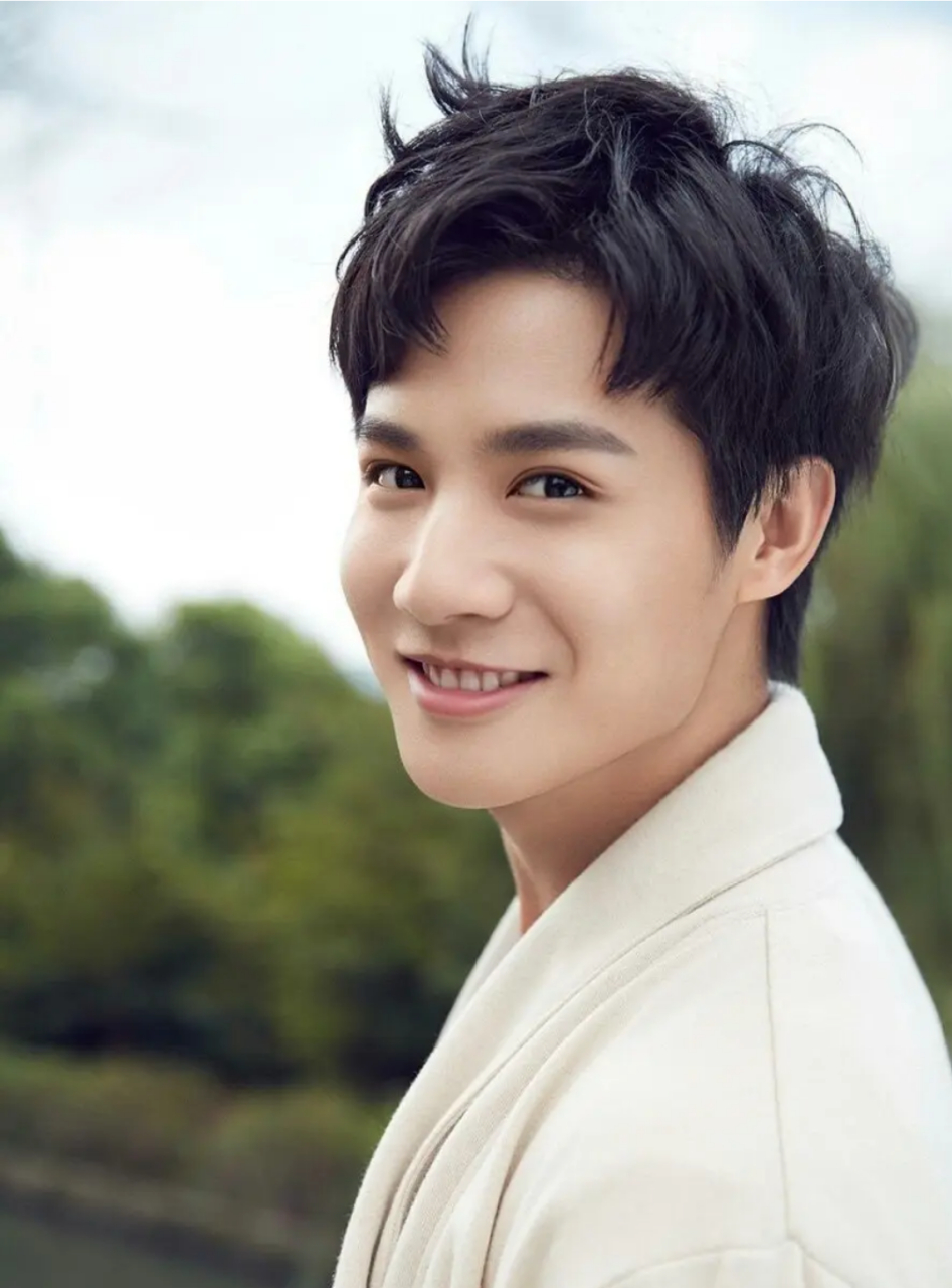 谭松韵的《蜀锦人家》开机后男主郑业成被换成了陈牧驰,结果现在又