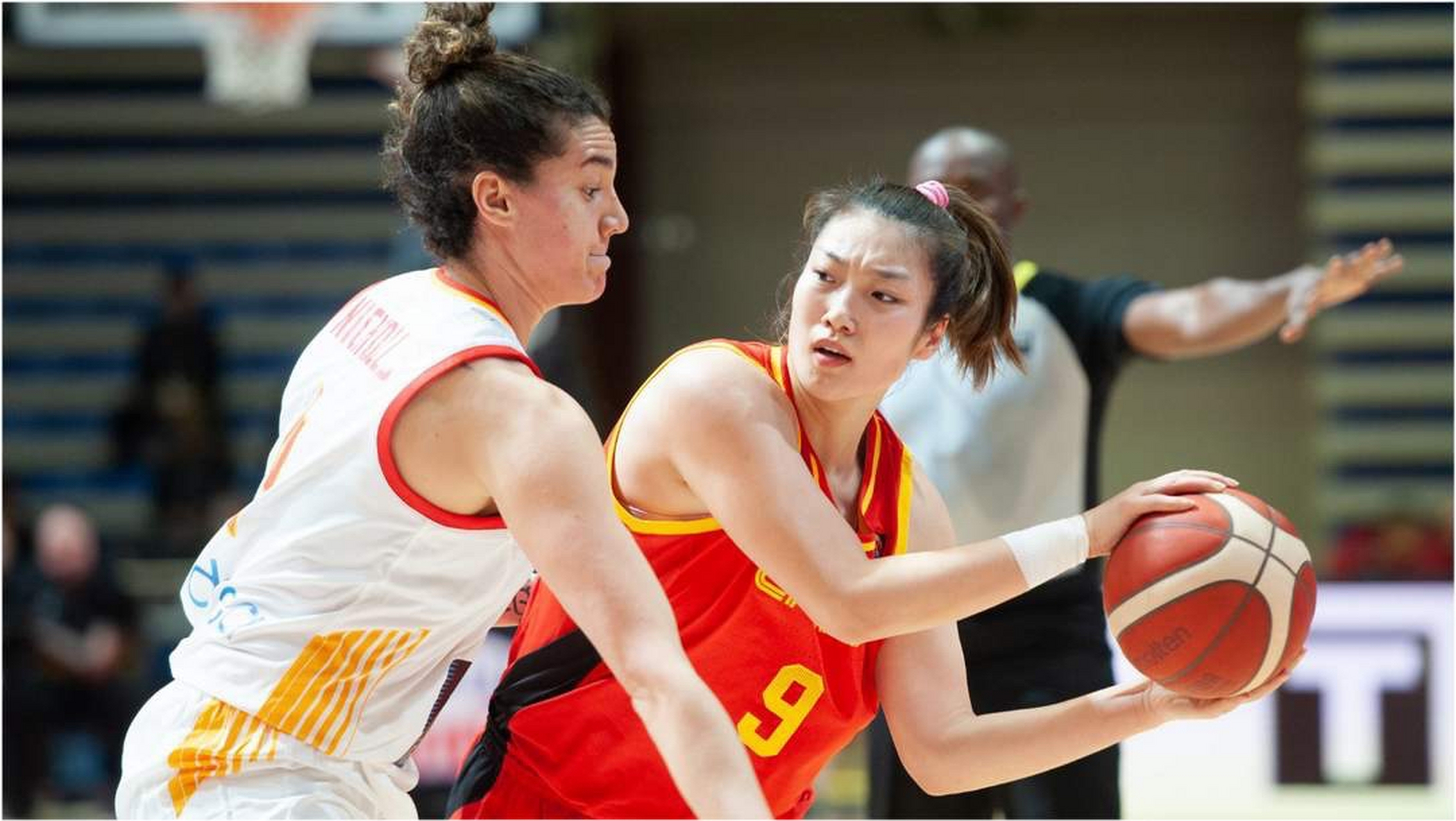 李梦,这位备受争议的女篮运动员,一直以来都是人们关注的焦点.