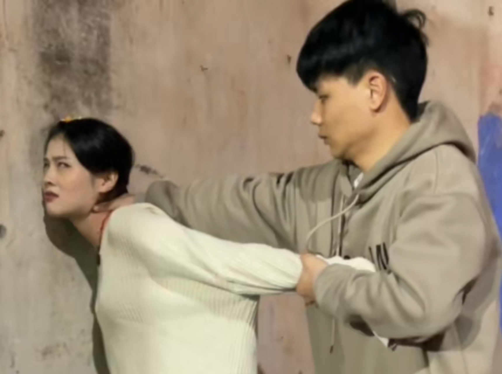 啥是壁咚?就是一只手把她按墙上!