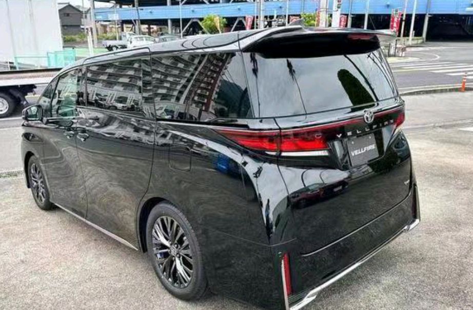 海外街拍丰田威尔法"黑武士",华丽霸气,外观更加立体,霸气