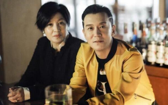 哈文晒李咏生前最后一张照,图片放大后却看哭众人,手势让人心疼