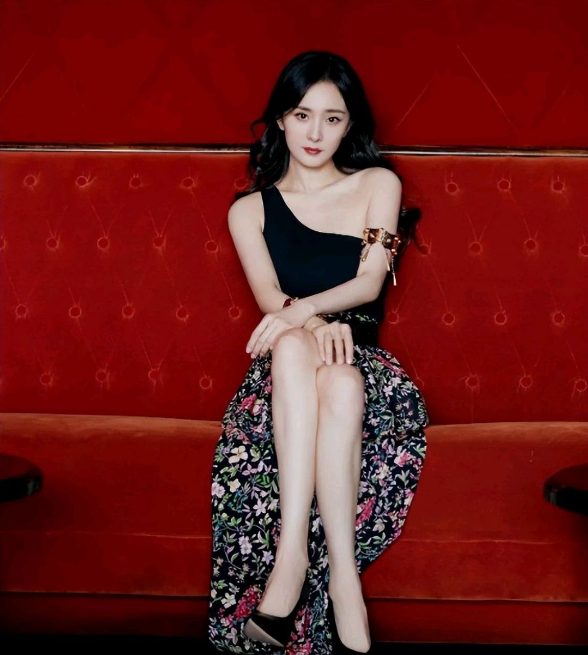 2003年,49岁的成龙和17岁的杨幂拍了一个机车广告,成龙拿到了50万