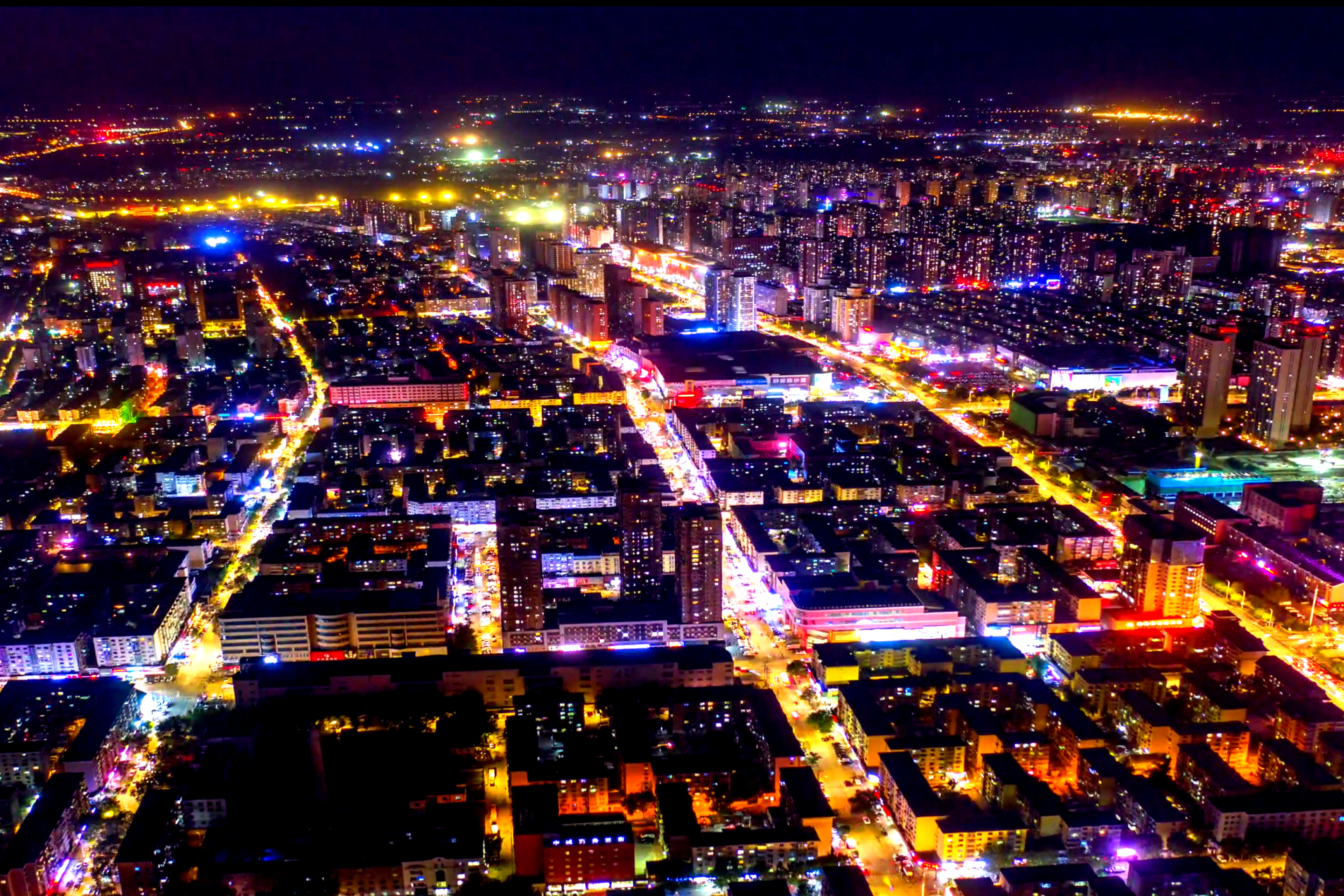 【沈阳:华灯璀璨中国年 流光溢彩夜铁西】灯光璀璨的兴华商业街,车辆