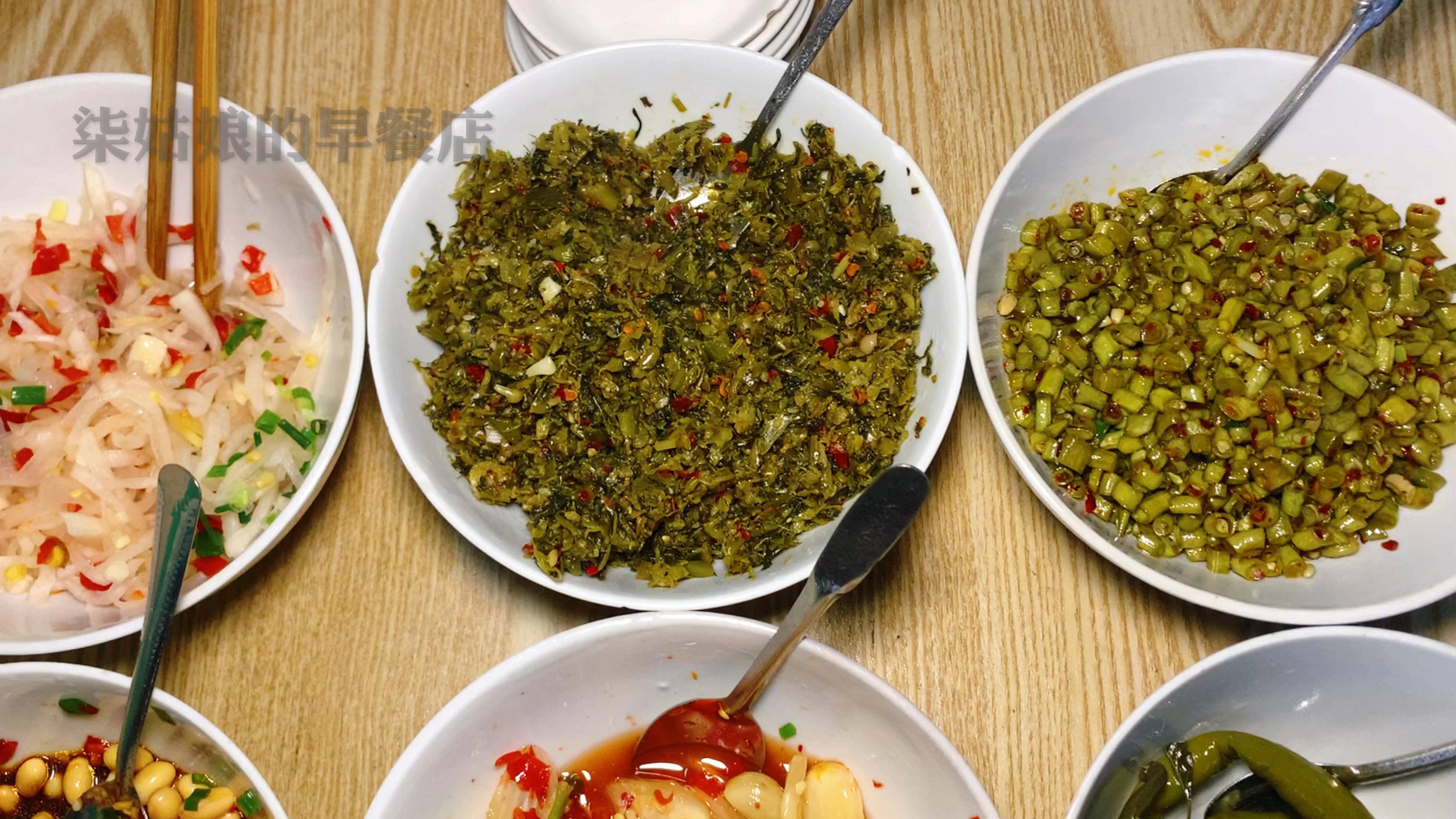 在农村里开了3个年头的早餐店,小菜一直是我所坚持的特色