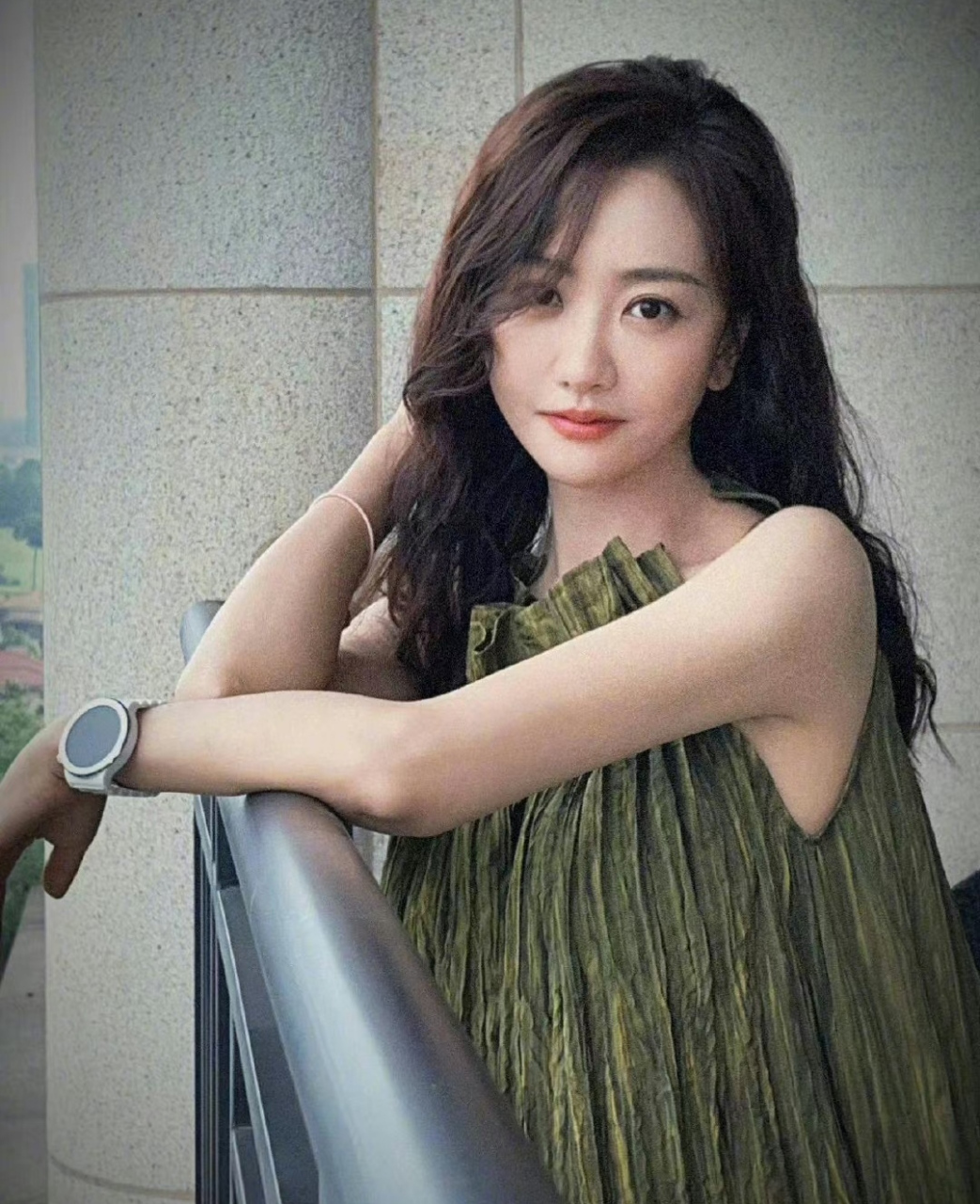 杨蓉那么快就42岁了,她分享生日美照优雅又自信,演了很多年的配角心态