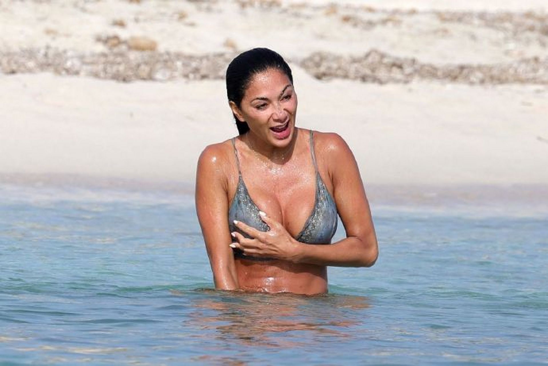 妮可·舒可辛格(nicole scherzinger)- 在福门特拉岛享受泥浴 #明星穿