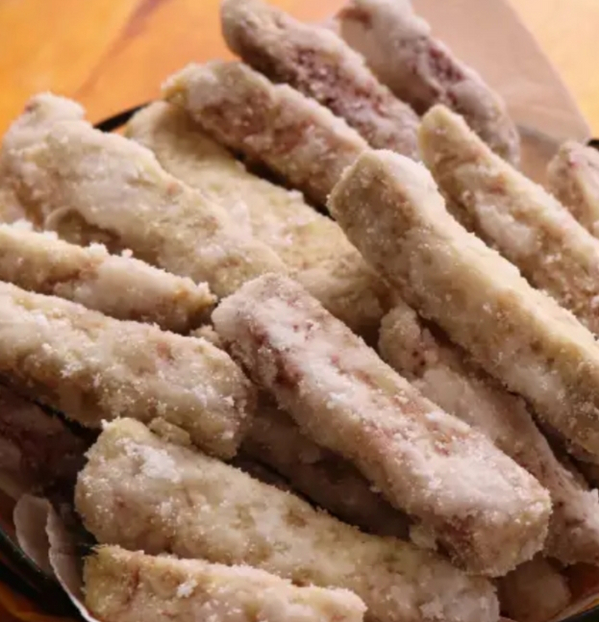 我的美食分享#  反沙芋头  做法:  1:芋头去皮,冲洗干净,切成小条.