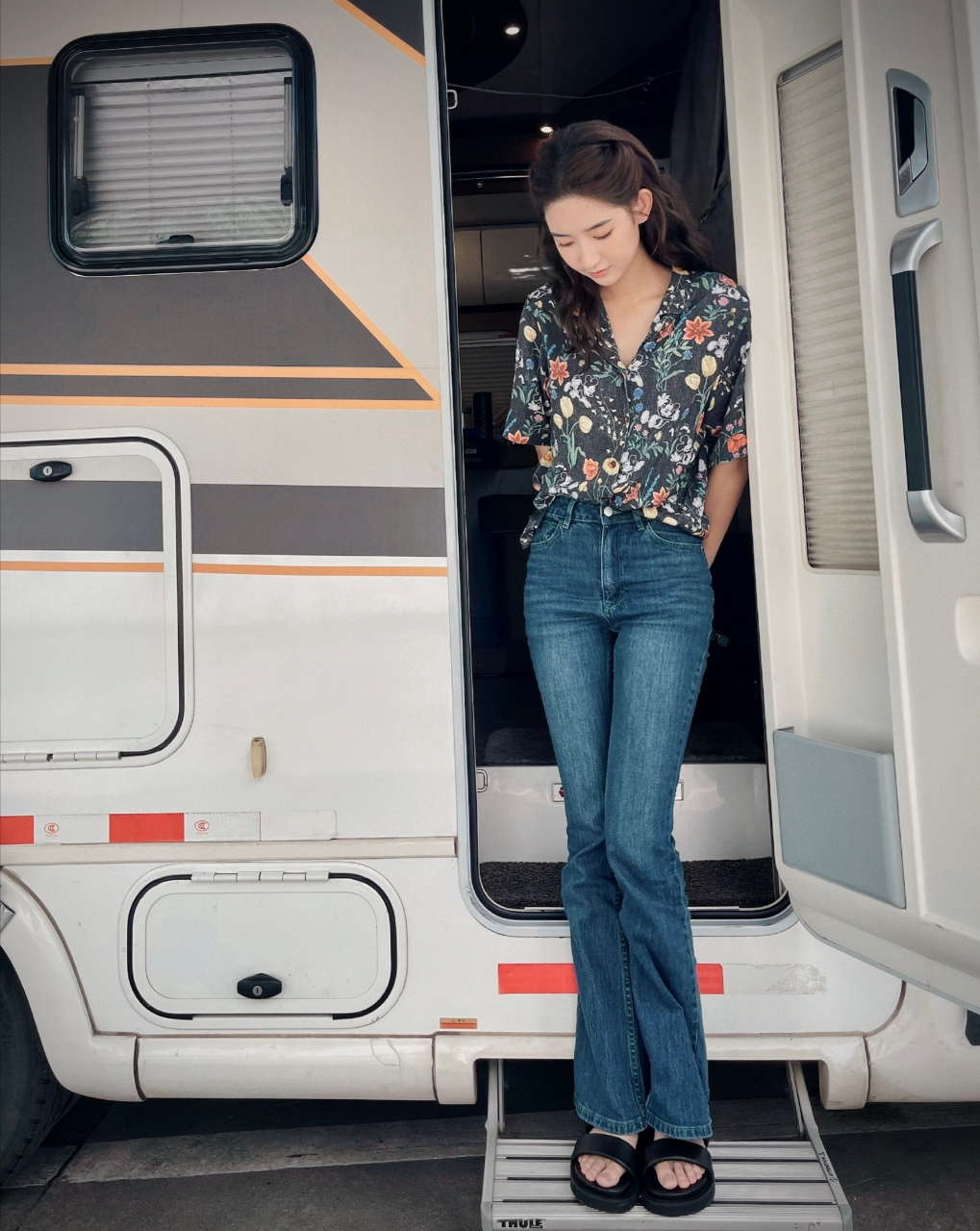 王玉雯车边随拍,花衬衫搭配喇叭牛仔裤,尽显美丽好身材!