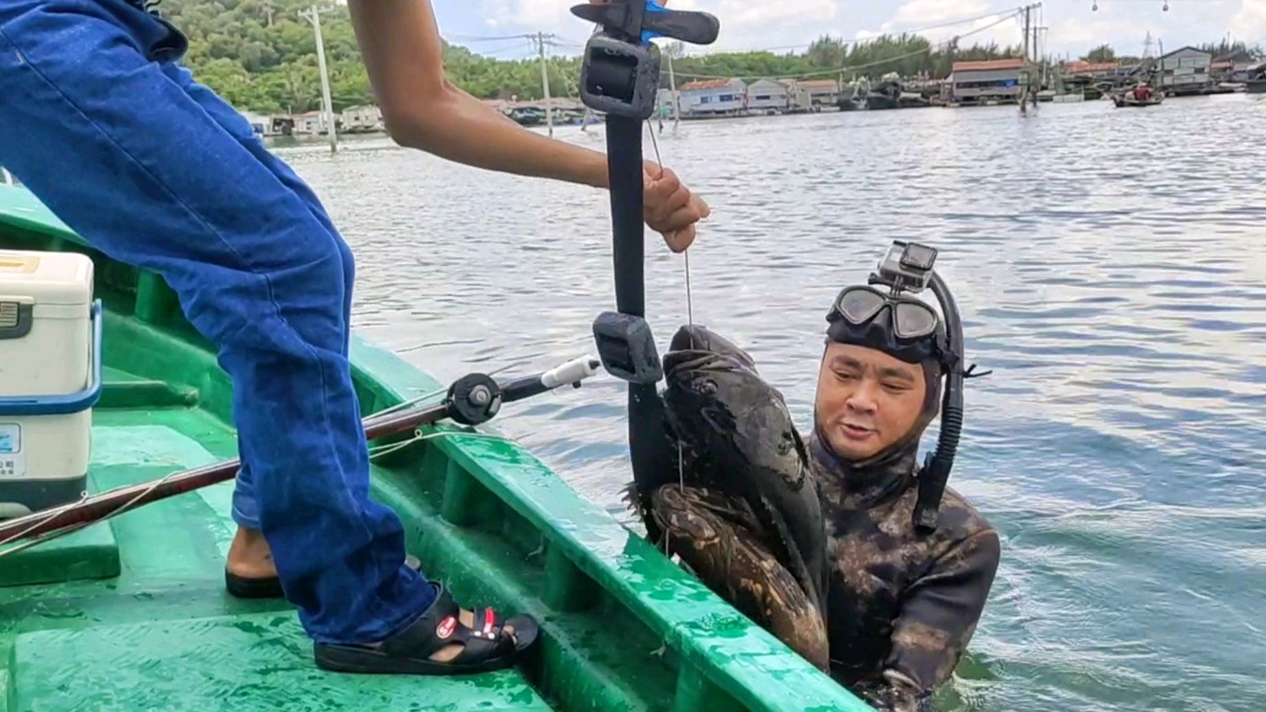 今天带网友潜水捕鱼,遇到大鱼群,捕获6大石斑网友直呼发财了