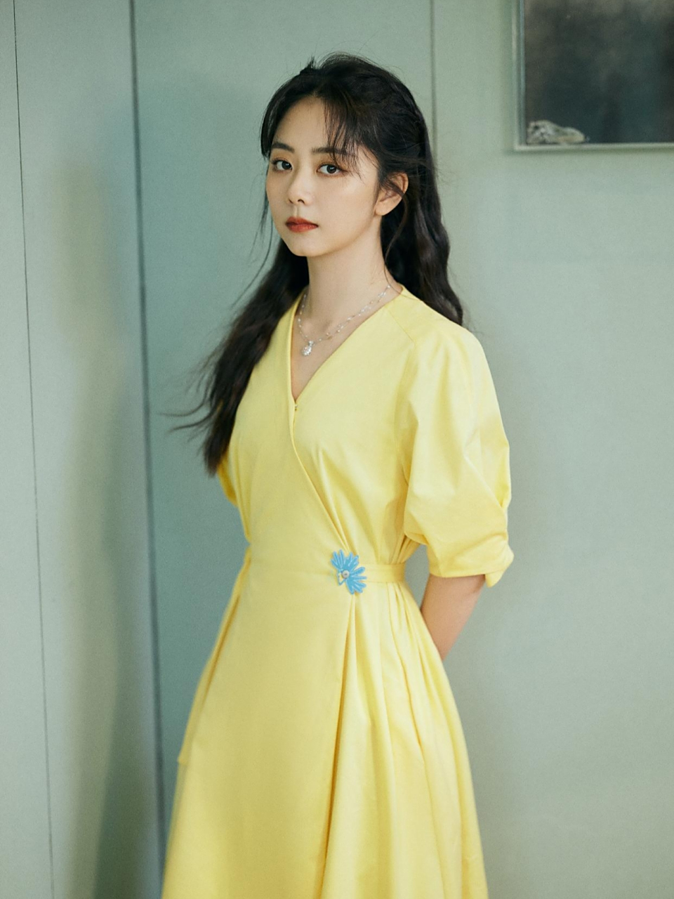 近日,谭松韵在为某个活动拍摄了一组唯美写真,镜头下的她展现出了清新