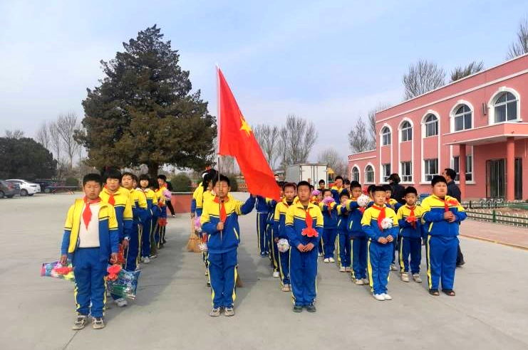 清明祭英烈,精神代代传——北票市五间房镇兴隆洼小学祭扫烈士墓