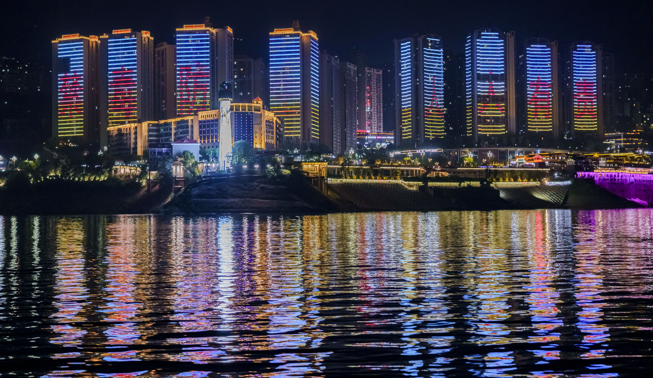 如果你是第一次来奉节旅游,那么一定要体验一次"赤甲六号游船",这个