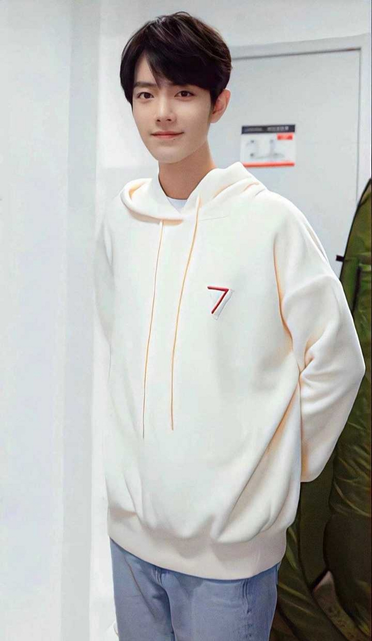 肖战# 这个白帽卫衣造型好好看啊!清爽干净的学长!