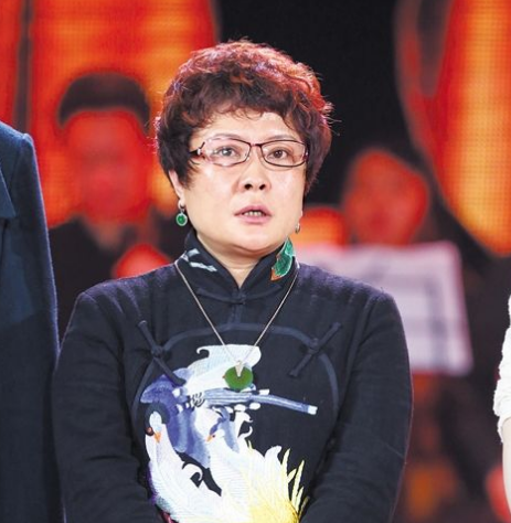 《外来媳妇本地郎》中"二嫂"的扮演者虎艳芬开直播,卖出50万