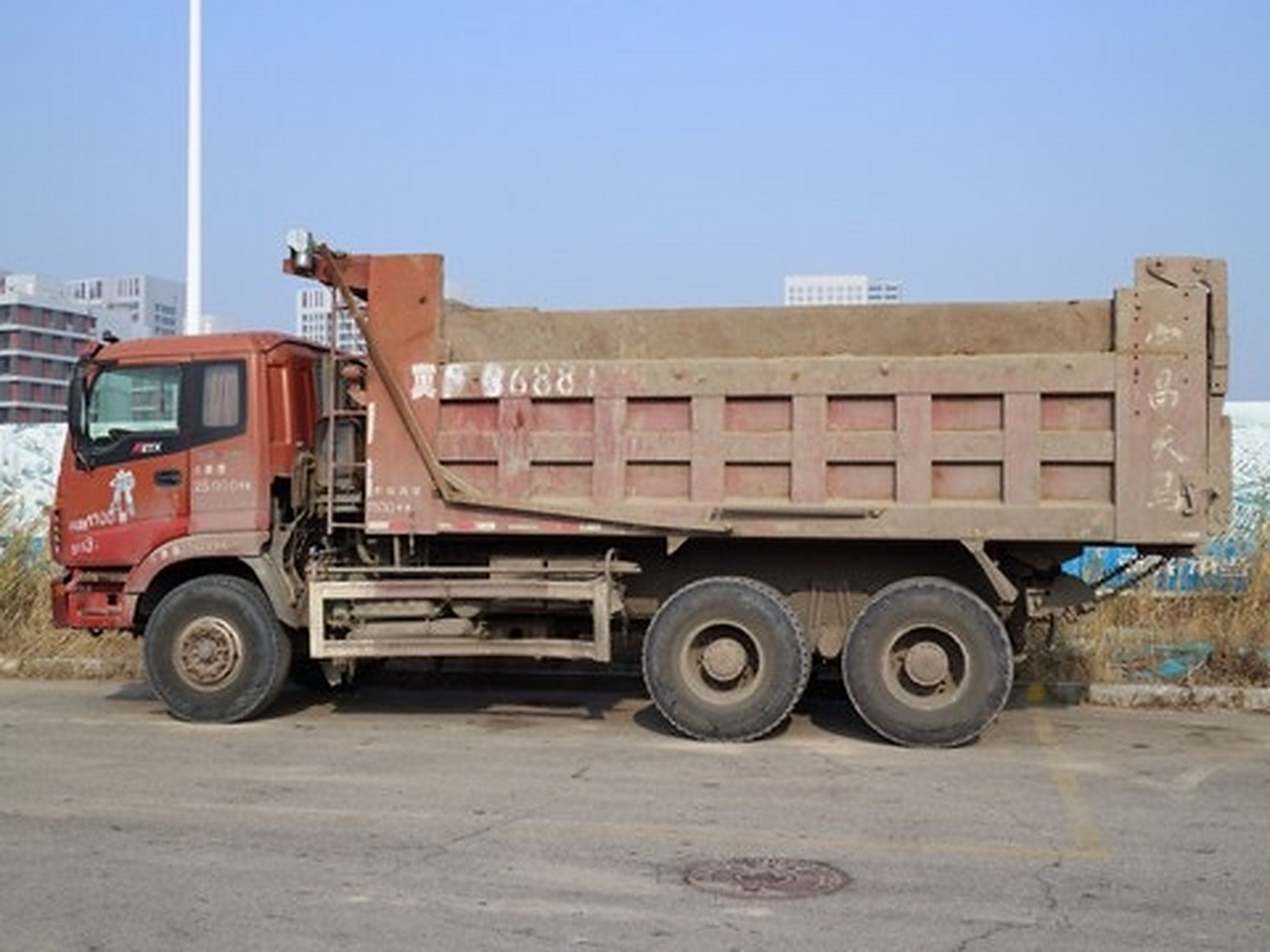 那些开后八轮渣土车的,一个个像没有长眼睛似的.