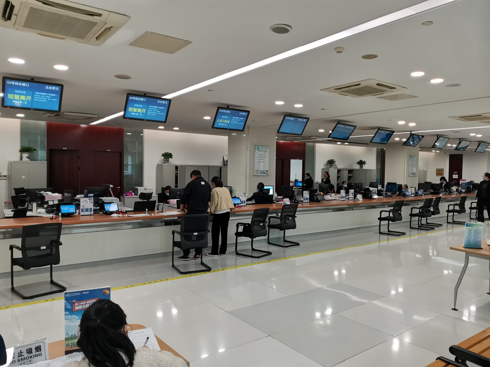 今天来苏州工业园区工商局办事,这边工商局环境很漂亮,机器也比较新