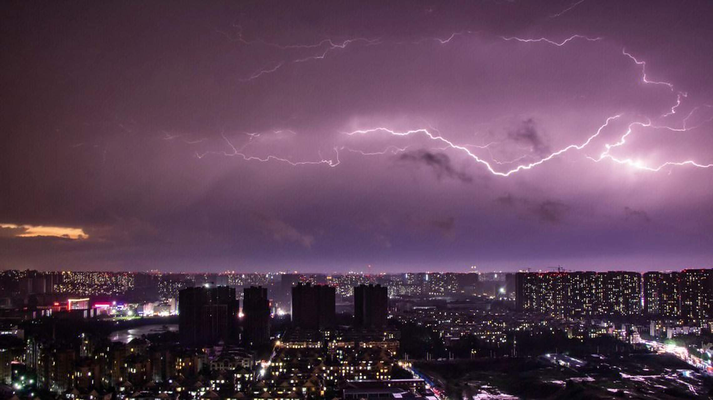 《雷雨》 雷雨夜幕降临 天空狂风暴雨闪电划破黑暗 雷声轰鸣大地颤抖