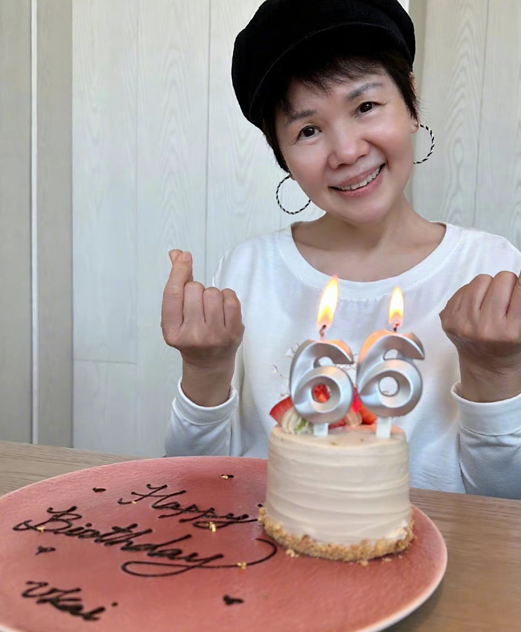 看杨妈妈皮鞋真嫩真年轻,祝杨妈妈66岁生日快乐!#杨丞琳