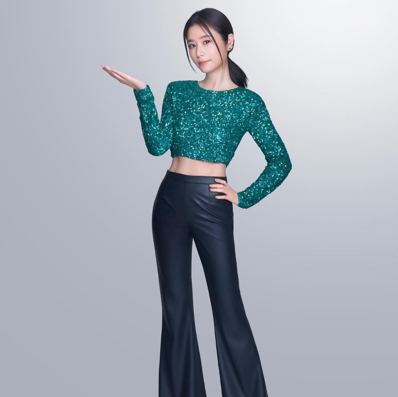 林心如穿绿色亮片上衣搭配黑色长裤,大秀小蛮腰,又瘦又美又青春,满满