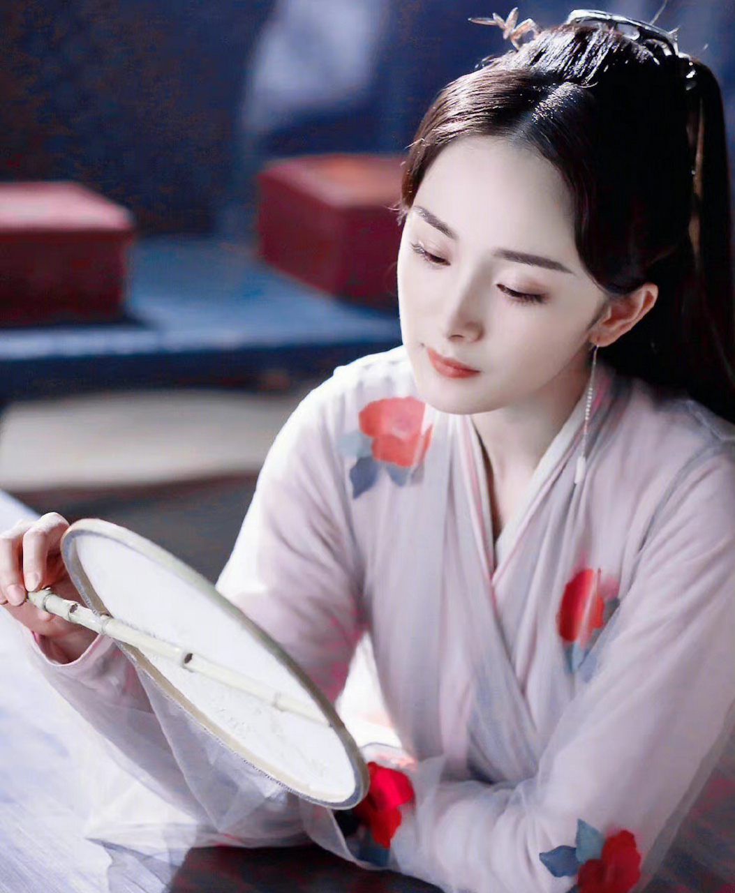 杨幂简直就是白浅本浅,举手投足之间都散发着青丘女帝的霸气和尊贵,太