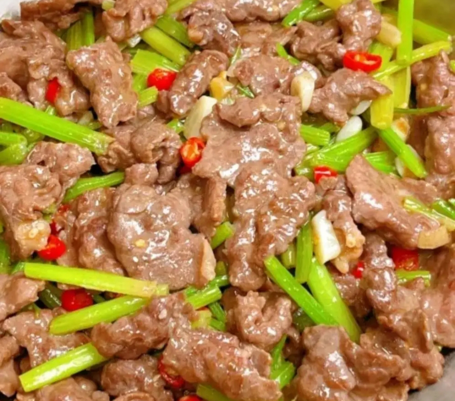 我的美食分享#  芹菜段炒牛肉  食材:芹菜,牛肉,小米辣,鸡蛋清,淀粉