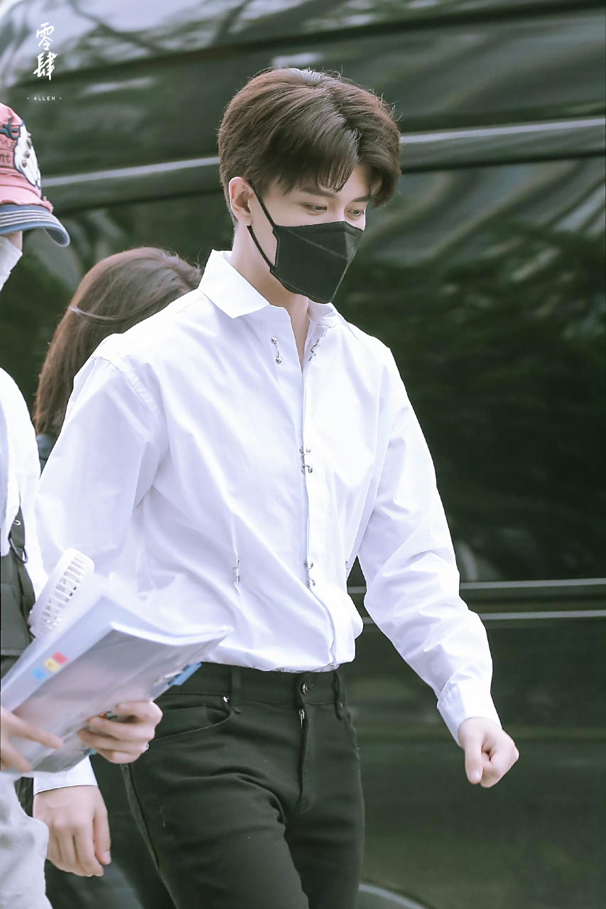 任嘉伦# 那个穿着白衬衫任时光涂抹的少年