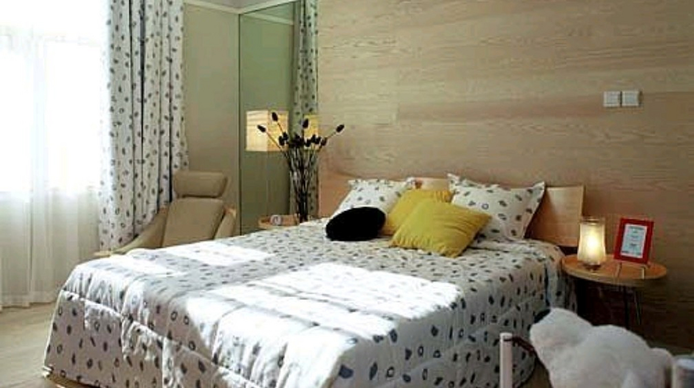 一缕一缕的阳光洒在卧室的床上 我睁开了朦胧的双眼 乱糟糟的头发,迷