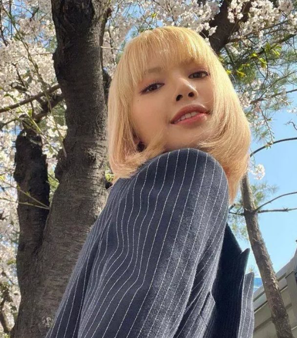 lisa穿短裙现身科切拉音乐节 身材傲人
