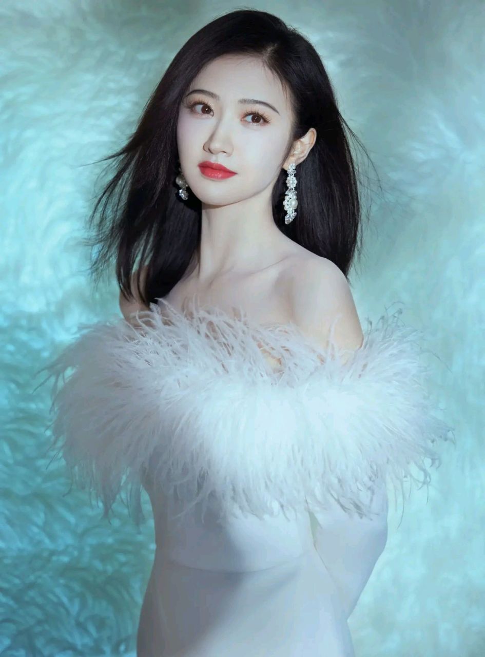 景甜# 白色羽毛一字肩包臀裙好美 #养眼美女# #我要上热门