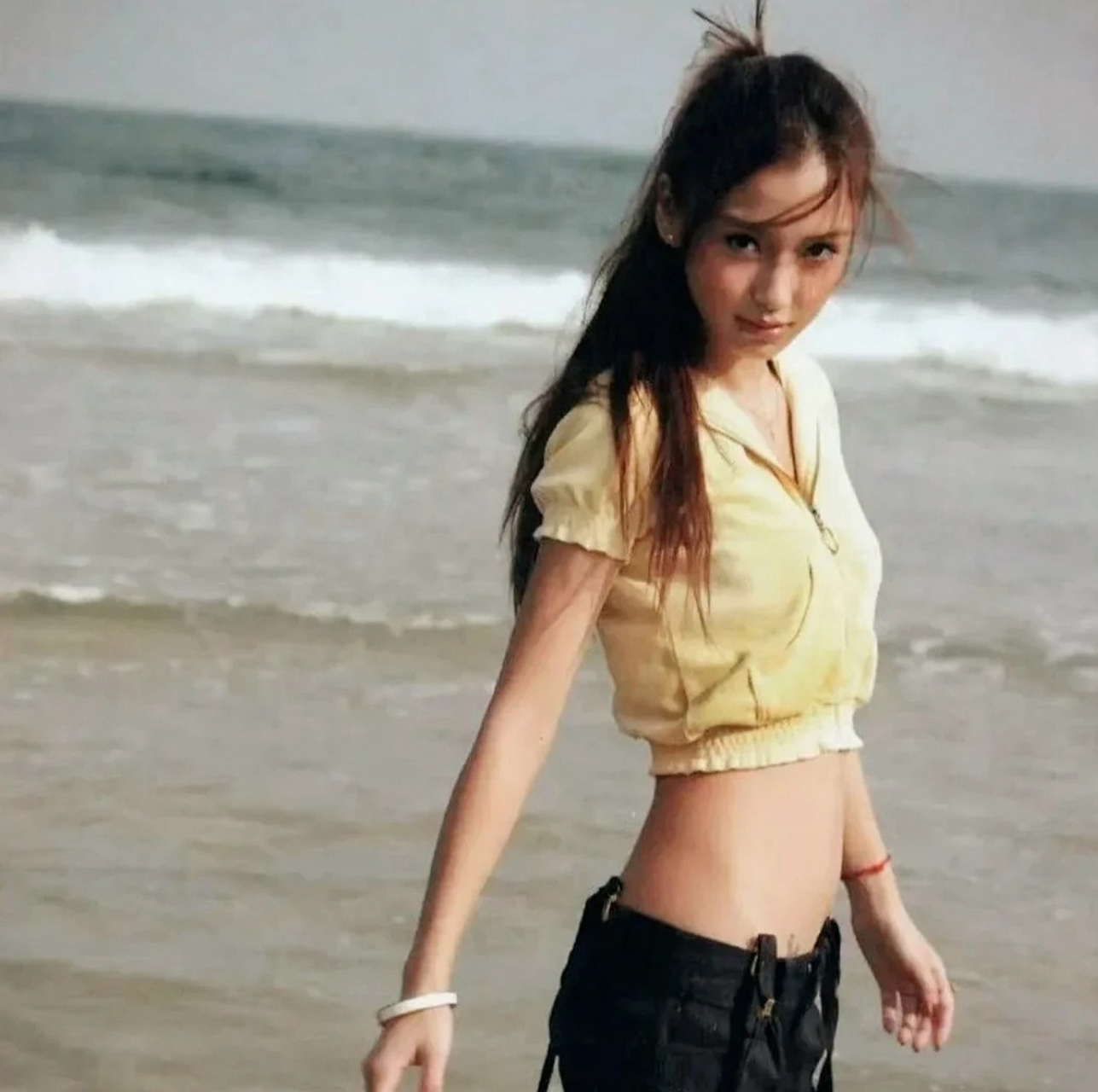 angelababy身材有一个小缺点就是腰长,所以不显个子,看不出来她有168