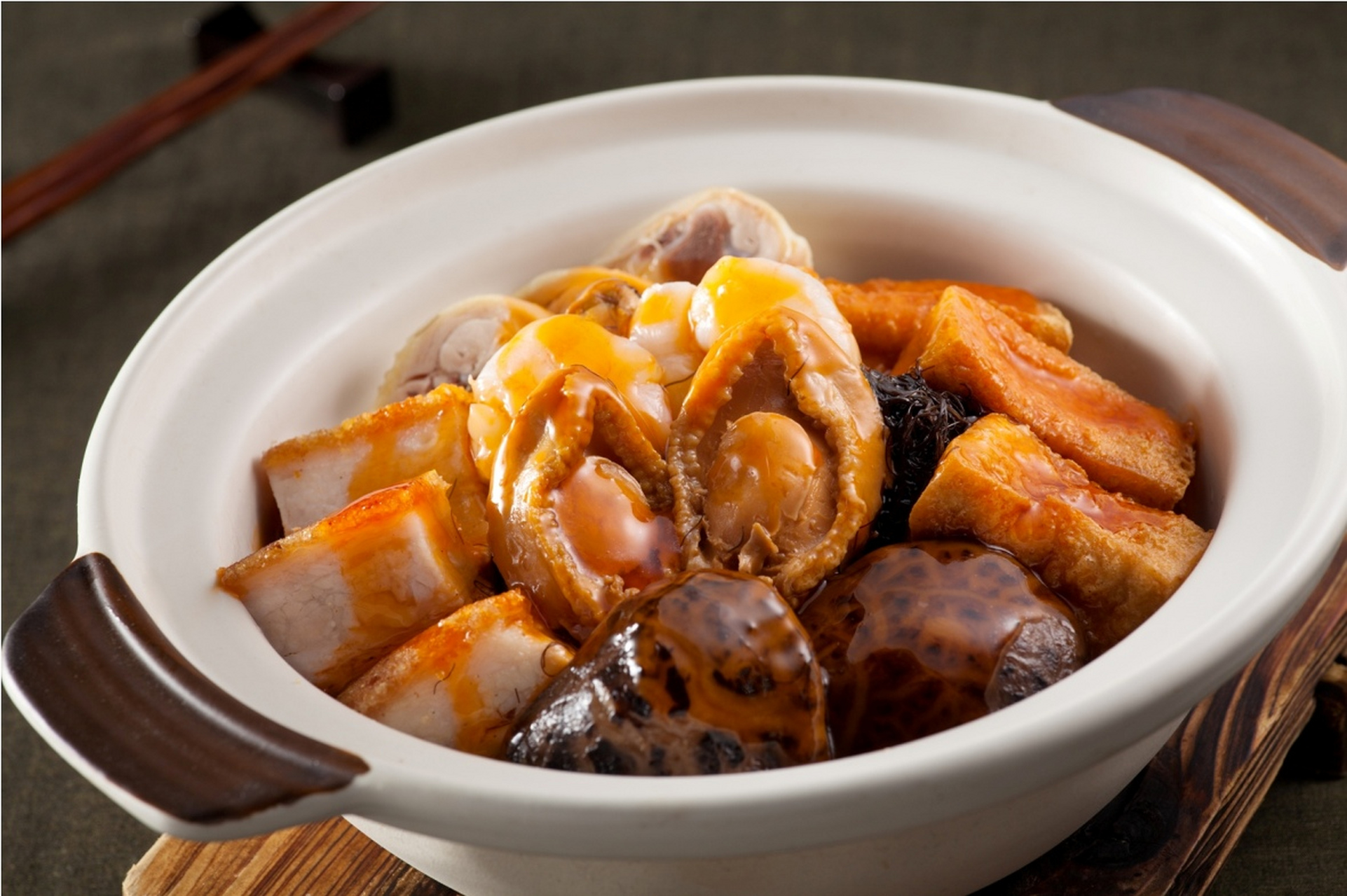 孔府一品锅是曲阜孔府菜中的一道传统名菜,其历史可以追溯到清朝时期