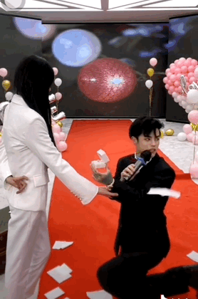 这位"袖珍霸总"殷世航,怎么求婚半年了,还在求婚?
