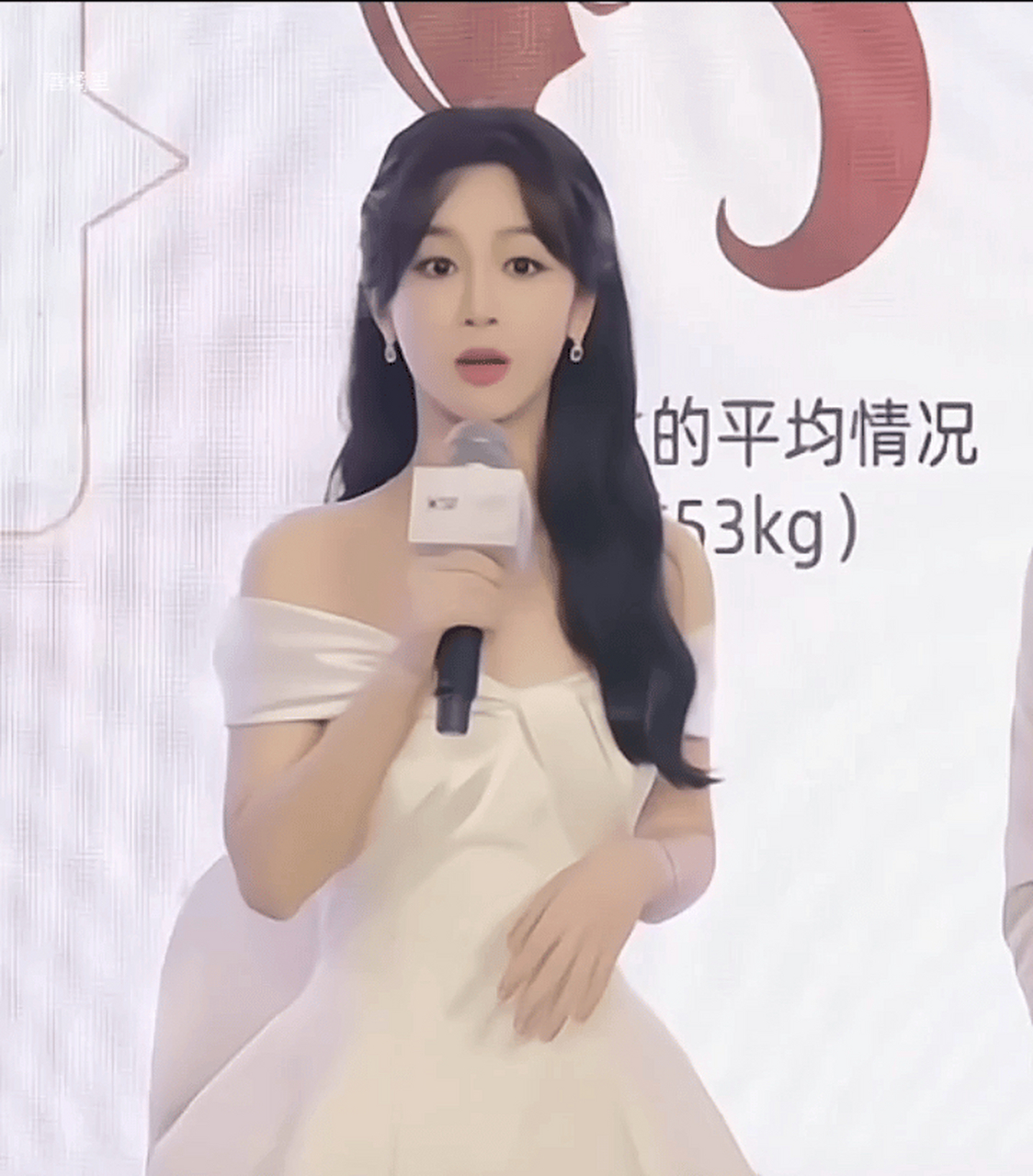 杨紫抹胸蝴蝶结白裙,好看好看真好看