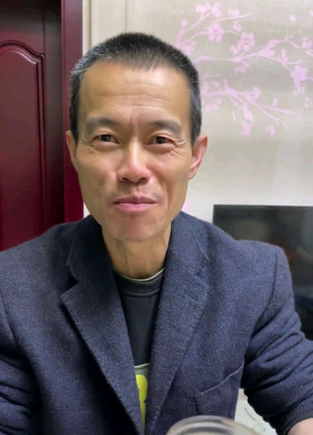 "网红"气球哥近况曝光:身穿夹克,练习唱歌!走路背手范儿十足