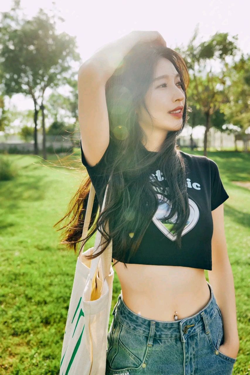 演员张俪,有着好看的容颜,高挑的身材.身材比例非常好,大长腿女神.