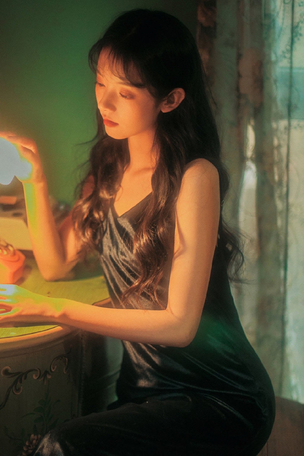 黑色吊带裙美女就是一位极品尤物,冷艳性感的气质有着独特的女人味