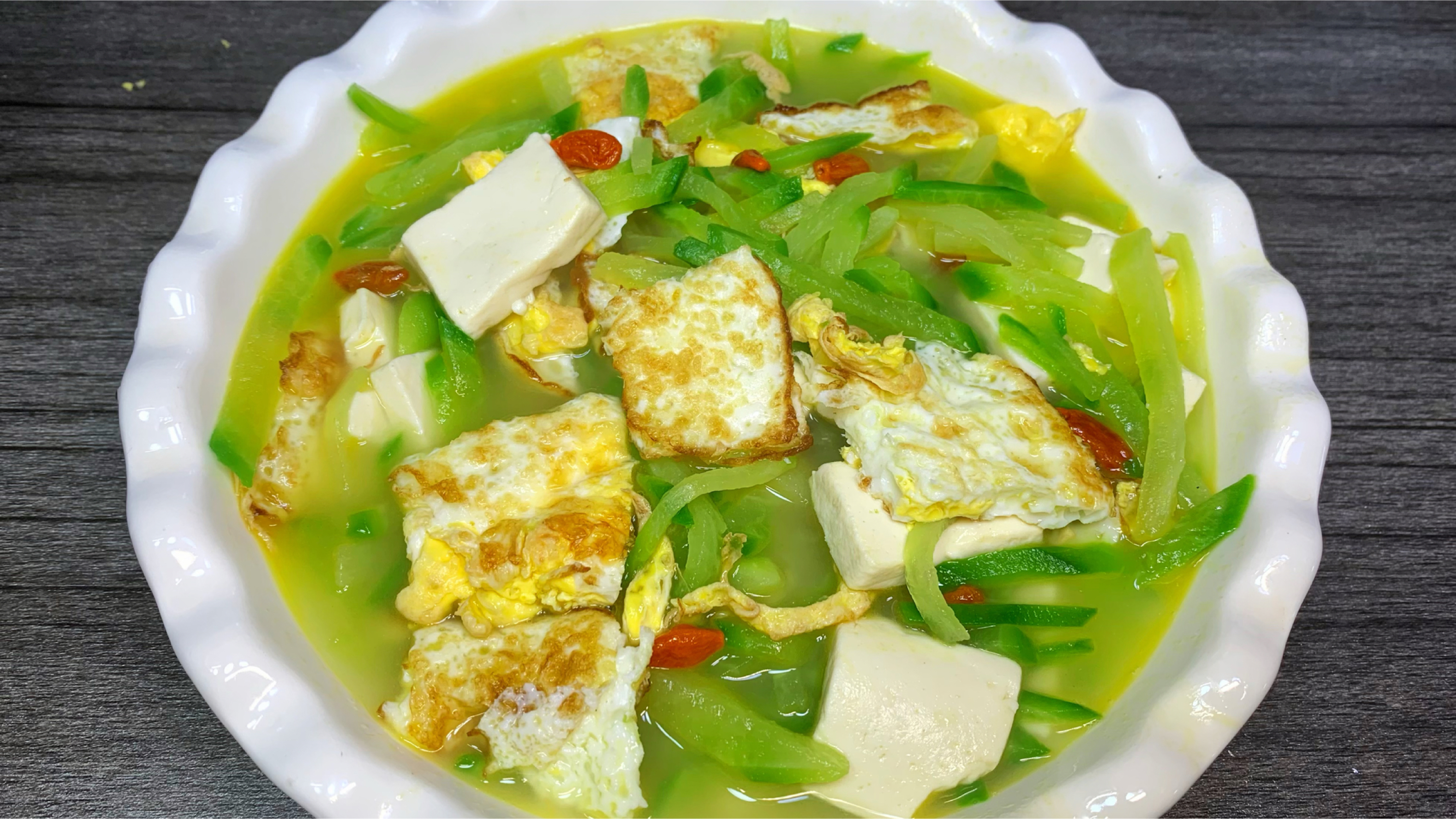 冬天要多吃萝卜,多给家人炖萝卜鸡蛋豆腐汤,汤鲜味美,营养丰富