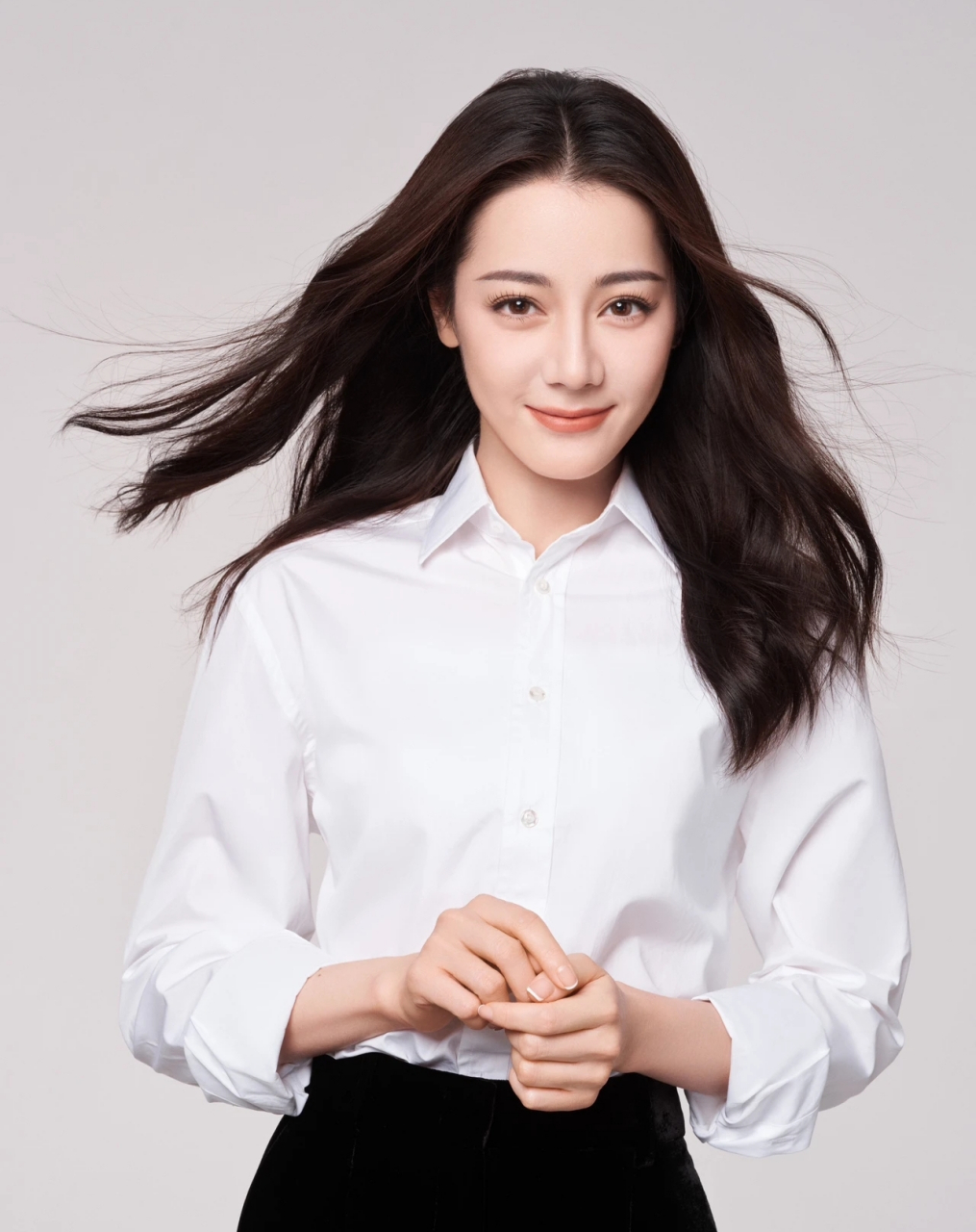 迪丽热巴身穿白色衬衫搭配黑色长裤,优雅知性,又美又飒!