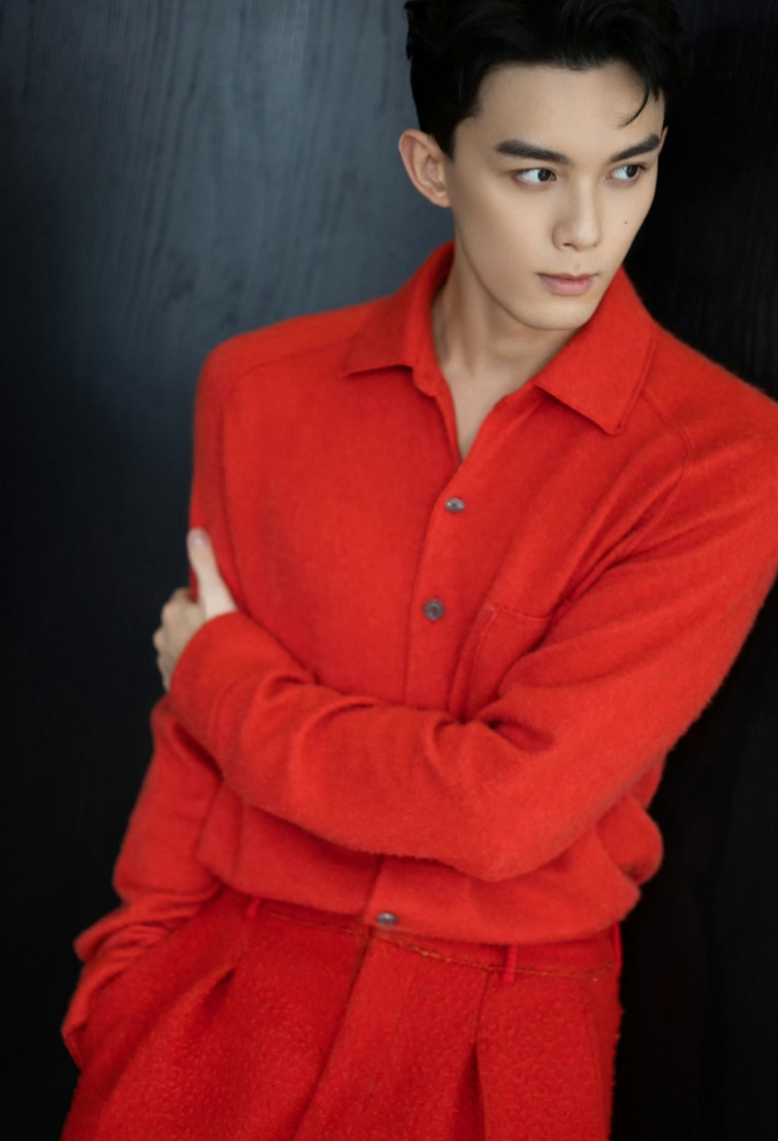吴磊长大了,又高又帅,身着正红色套装,阳光少年,活力满95#明星写真