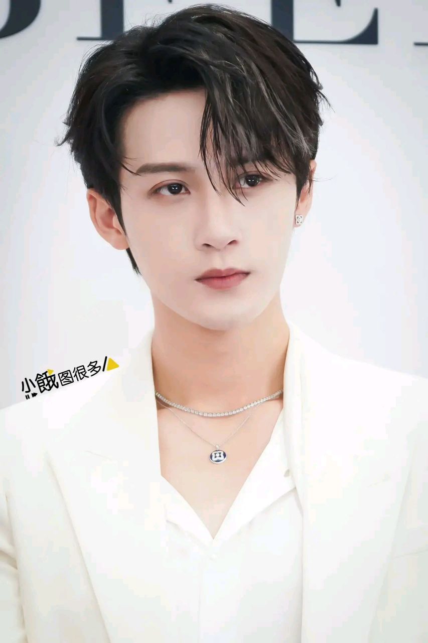 檀健次今日参加南京线下活动,白西装搭配黑色西裤,酷感爆棚,还做了